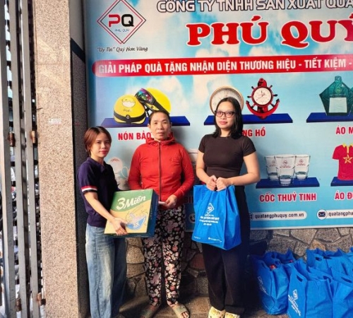 PHÚ QUÝ TẶNG QUÀ TẾT CHO BÀ CON KHU PHỐ