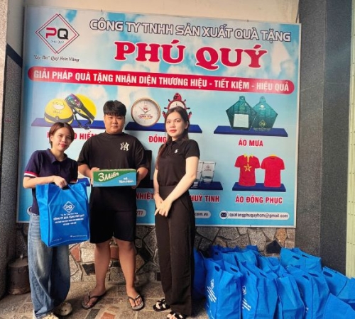 PHÚ QUÝ TẶNG QUÀ TẾT CHO BÀ CON KHU PHỐ