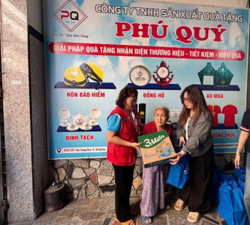 PHÚ QUÝ TẶNG QUÀ TẾT CHO BÀ CON KHU PHỐ