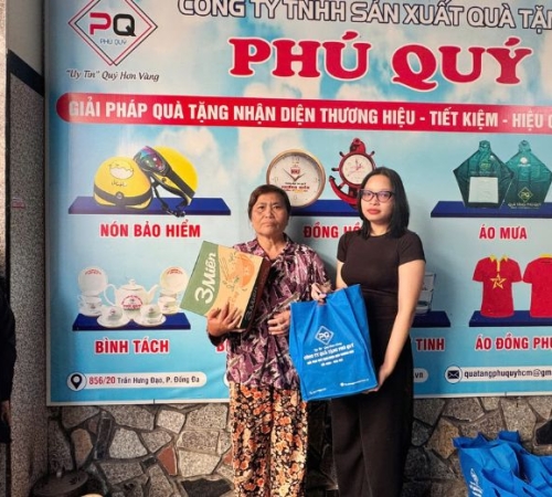 PHÚ QUÝ TẶNG QUÀ TẾT CHO BÀ CON KHU PHỐ