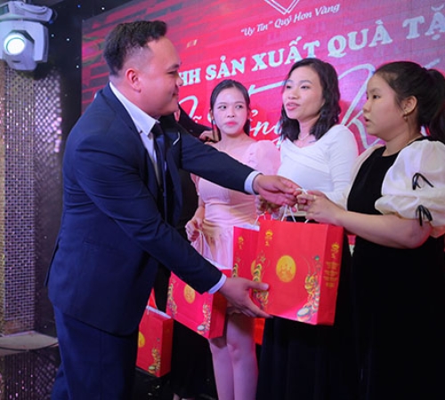PHÚ QUÝ TẶNG QUÀ TRUNG THU - LAN TOẢ YÊU THƯƠNG VÀ GẮN KẾT NỘI BỘ