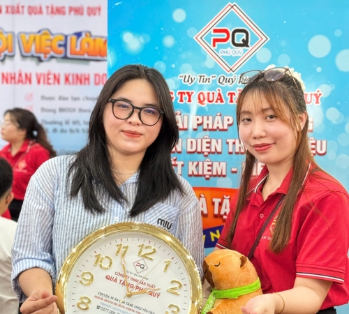 QUÀ TẶNG PHÚ QUÝ GHI DẤU ẤN TẠI NGÀY HỘI VIỆC LÀM – QNU’S JOB FAIR 2025 – KHẲNG ĐỊNH UY TÍN VÀ GẮN KẾT VỚI SINH VIÊN