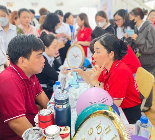 QUÀ TẶNG PHÚ QUÝ GHI DẤU ẤN TẠI NGÀY HỘI VIỆC LÀM – QNU’S JOB FAIR 2025 – KHẲNG ĐỊNH UY TÍN VÀ GẮN KẾT VỚI SINH VIÊN